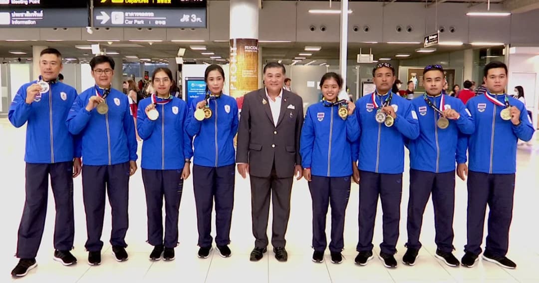 ‘ร่มร่อนทีมชาติไทย’ กวาดรางวัลเอเชียนเกมส์กลับถึงไทยแล้ว แฟนกีฬาต้อนรับอบอุ่น