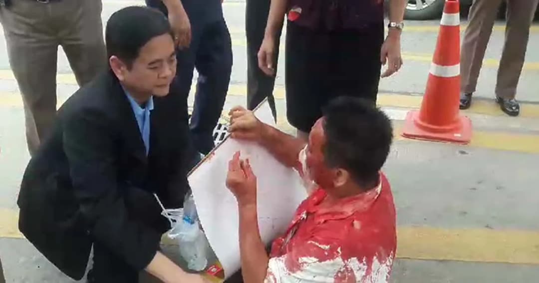 หญิงวัย 62 ใช้มีดจี้ตัวเองหน้าศาลปกครอง ร้องถูกโกงที่ดิน