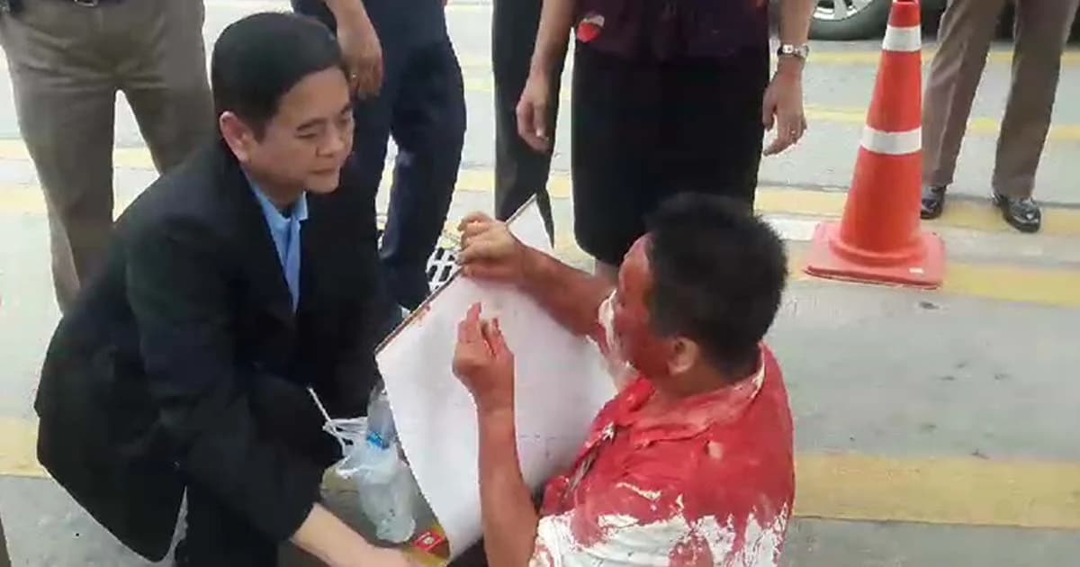 หญิงวัย 62 ใช้มีดจี้ตัวเองหน้าศาลปกครอง ร้องถูกโกงที่ดิน