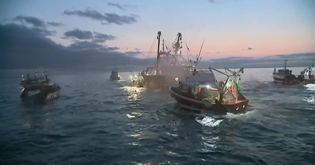 เรือประมงอังกฤษ-ฝรั่งเศส เปิดศึกแย่งกันจับหอยเชลล์กลางทะเล