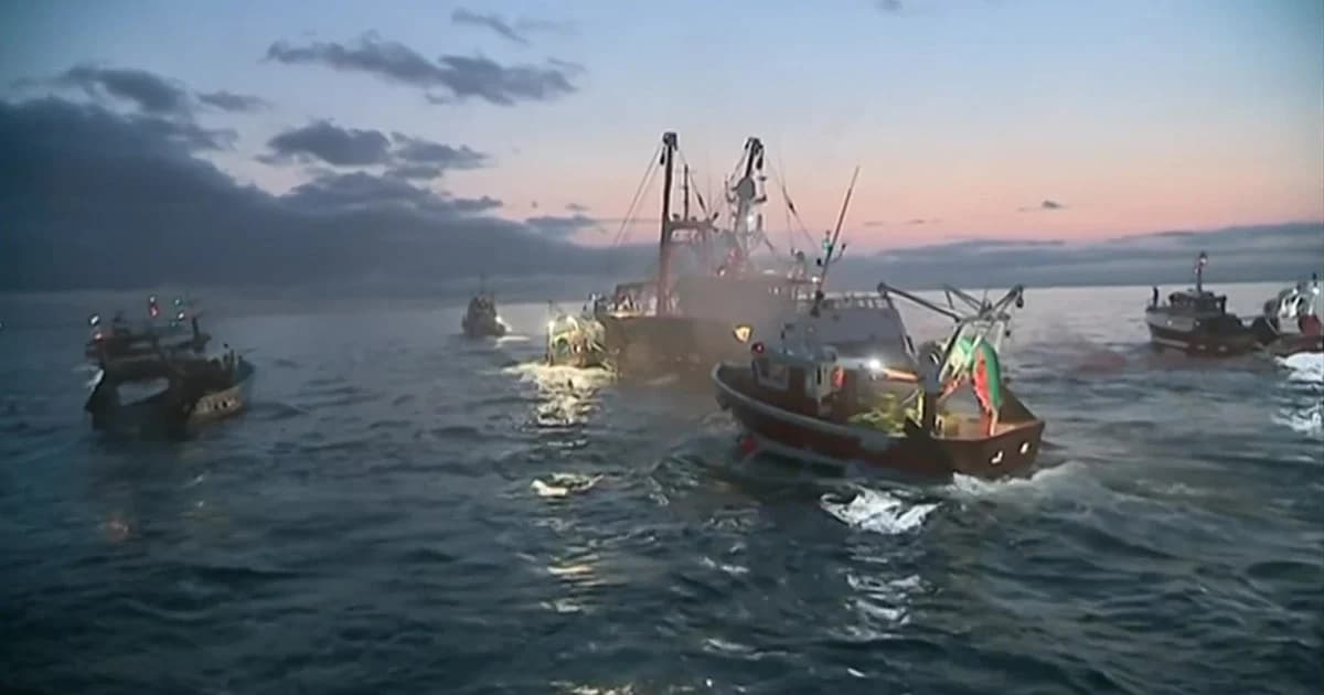 เรือประมงอังกฤษ-ฝรั่งเศส เปิดศึกแย่งกันจับหอยเชลล์กลางทะเล