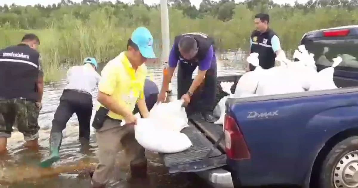 น้ำจากเขาใหญ่เอ่อเข้าท่วมถนนสายหลัก จ.ปราจีนฯ ระดมจิตอาสาวางกระสอบทราย