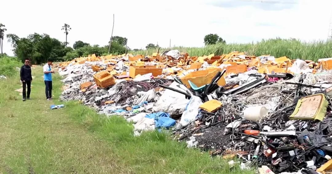 นครปฐม ผงะ! พบขยะอิเล็คทรอนิกส์กว่า10 ตัน แอบทิ้งริมคลองชลประทาน