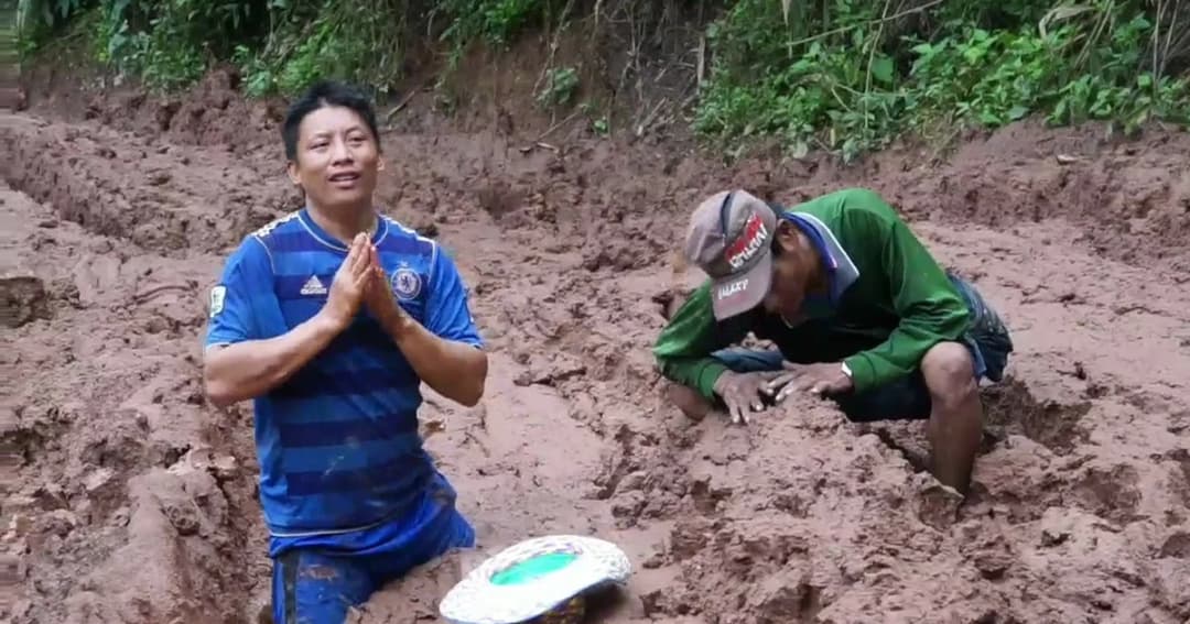 ชาวบ้านเพชรบูรณ์นั่งกราบขี้โคลนทางเข้าหมู่บ้าน วอนนายกฯ ส่งทหารซ่อมแซม