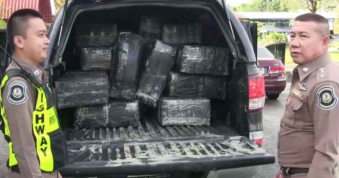 ตำรวจทางหลวงสระบุรี จับหนุ่มขนกัญชาอัดแท่ง 680 กก. ซุกรถกระบะบนถ.มิตรภาพ