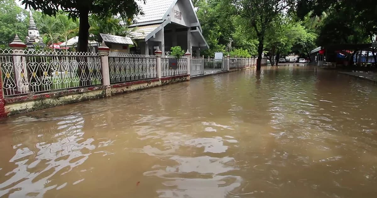 ฝนถล่มหนัก 2 ชม. น้ำโขงหนุนท่วมบ้านเรือน จ.นครพนม เร่งสูบน้ำออก
