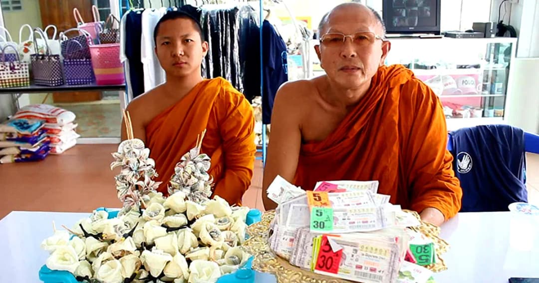 เจ้าอาวาส ขอบิณฑบาตลอตเตอรี่ นำมาทำดอกไม้จันทน์ ฯลฯ หารายได้ช่วยเด็กพิเศษ