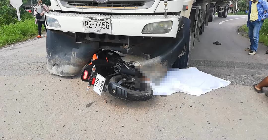 รถบรรทุก เลี้ยวตัดหน้า จยย. ทับแม่ดับ ลูกรอดหวุดหวิด