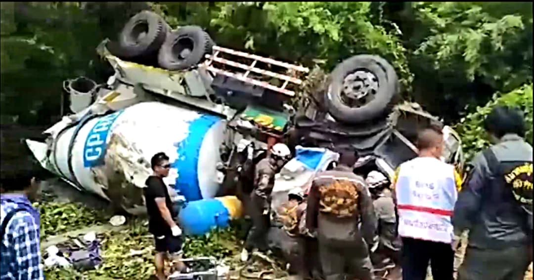 รถโม่ปูน เสียหลักพลิกคว่ำ คนขับดับคาซาก