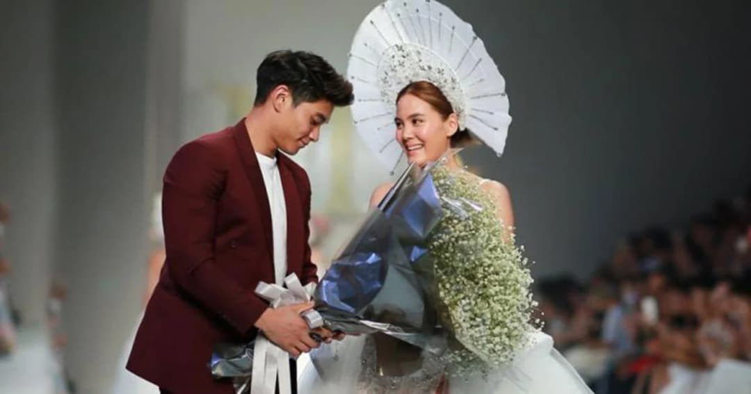 หวานไม่หยุด! “มิกกี้” หอบดอกไม้ช่อโตโชว์สวีท “เจนี่” กลางงานเดินแบบ