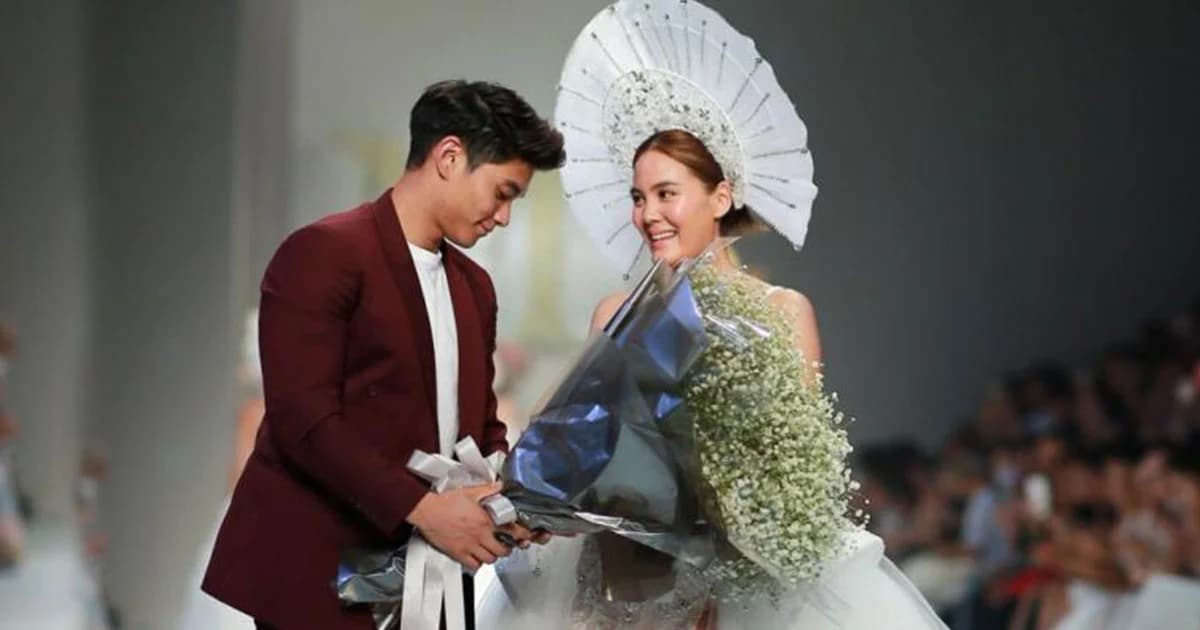 หวานไม่หยุด! “มิกกี้” หอบดอกไม้ช่อโตโชว์สวีท “เจนี่” กลางงานเดินแบบ