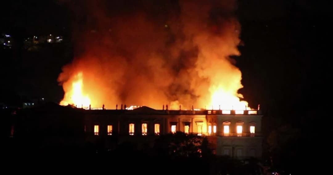 วัตถุโบราณ 20 ล้านชิ้นอยู่ในกองเพลิง! ไฟไหม้พิพิธภัณฑ์บราซิลอายุ 200 ปี