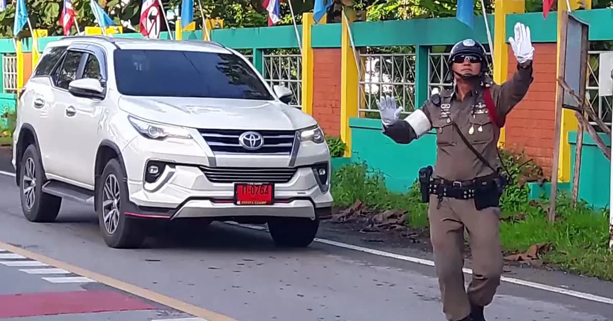 ลีลาเด็ด! ตำรวจเมืองพังงา เต้นกลางแยก หวังคลายเครียดช่วงรถติด