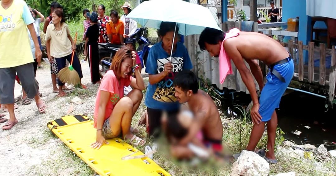 สุดเศร้า! แม่เผลอหลับ ปล่อยลูกเล่นกันตามลำพัง พลัดตกน้ำดับคาใต้ถุนบ้าน