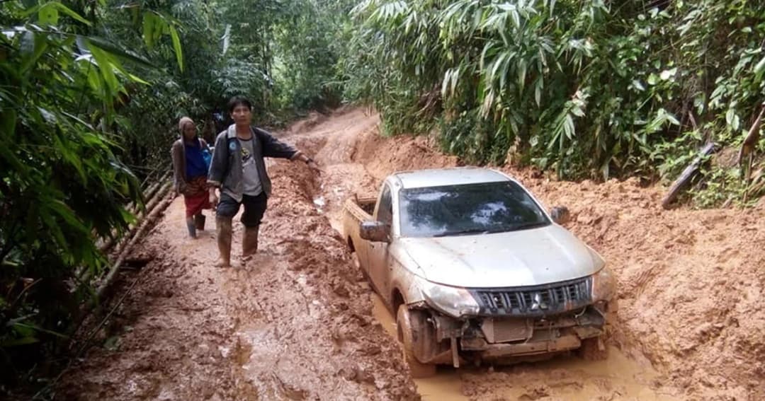 ถนนสุดโหด รถกระบะยังจมโคลนครึ่งคัน