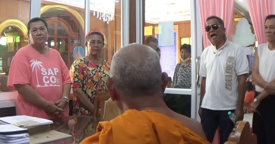 ชาวอ่างทองลุกฮือขับไล่เจ้าอาวาส หลังพาสีกาเข้ามานอนในวัด