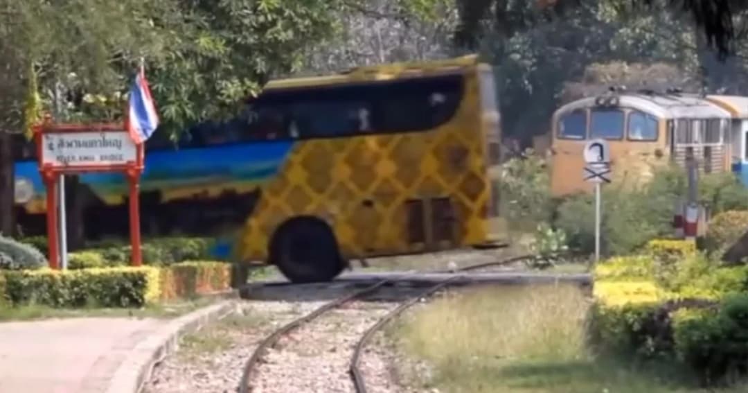 หวาดเสียว! บัสเทศบาลขอนแก่นตัดหน้าขบวนรถไฟฉิวเฉียด ตั้งกรรมการสอบเอาผิด