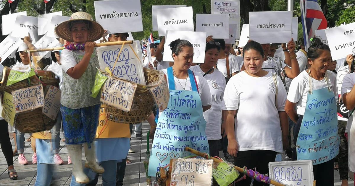 เครือข่ายหาบเร่ บุกทำเนียบฯ ร้องนายกฯ ทบทวนนโยบาย “คืนทางเท้าให้กับประชาชน”