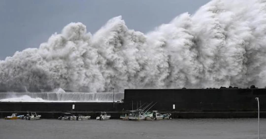 ไต้ฝุ่น “เชบี” พัดถล่มญี่ปุ่นอย่างหนัก สนามบินคันไซน้ำท่วมรันเวย์