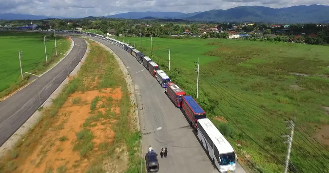 จัดบัส 72 คัน ขนชาวเชียงรายกว่า 3 พันชีวิต ร่วมงานเลี้ยงช่วย 13 หมูป่า