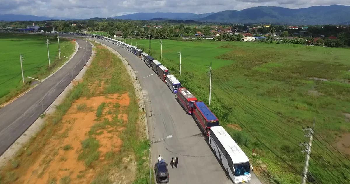 จัดบัส 72 คัน ขนชาวเชียงรายกว่า 3 พันชีวิต ร่วมงานเลี้ยงช่วย 13 หมูป่า