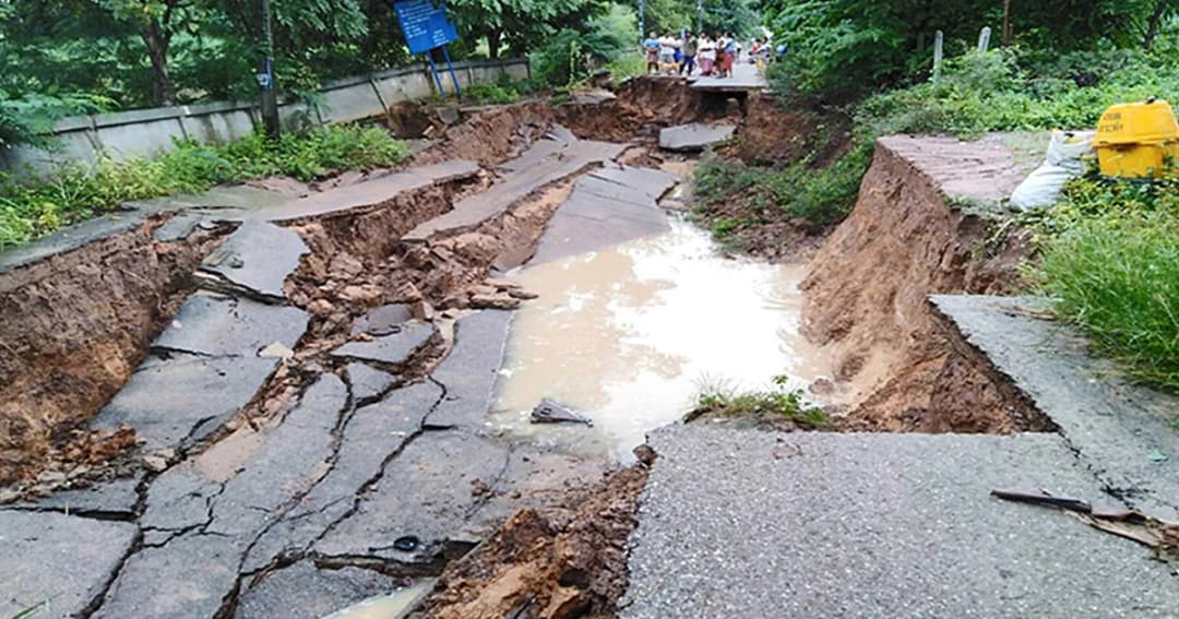 ชัยภูมิอ่วม ฝนตกหนัก น้ำเซาะถนนทรุด พังถล่ม