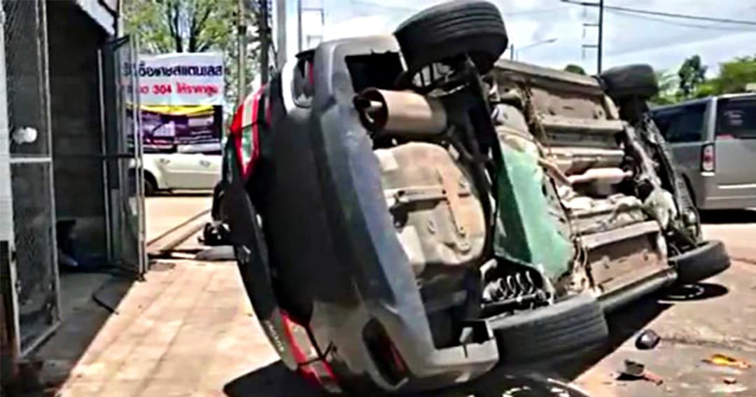 ผัวหึง หลังเห็นผู้ชายนั่งในรถเมีย ซิ่งกระบะไล่ชนกลางถนน