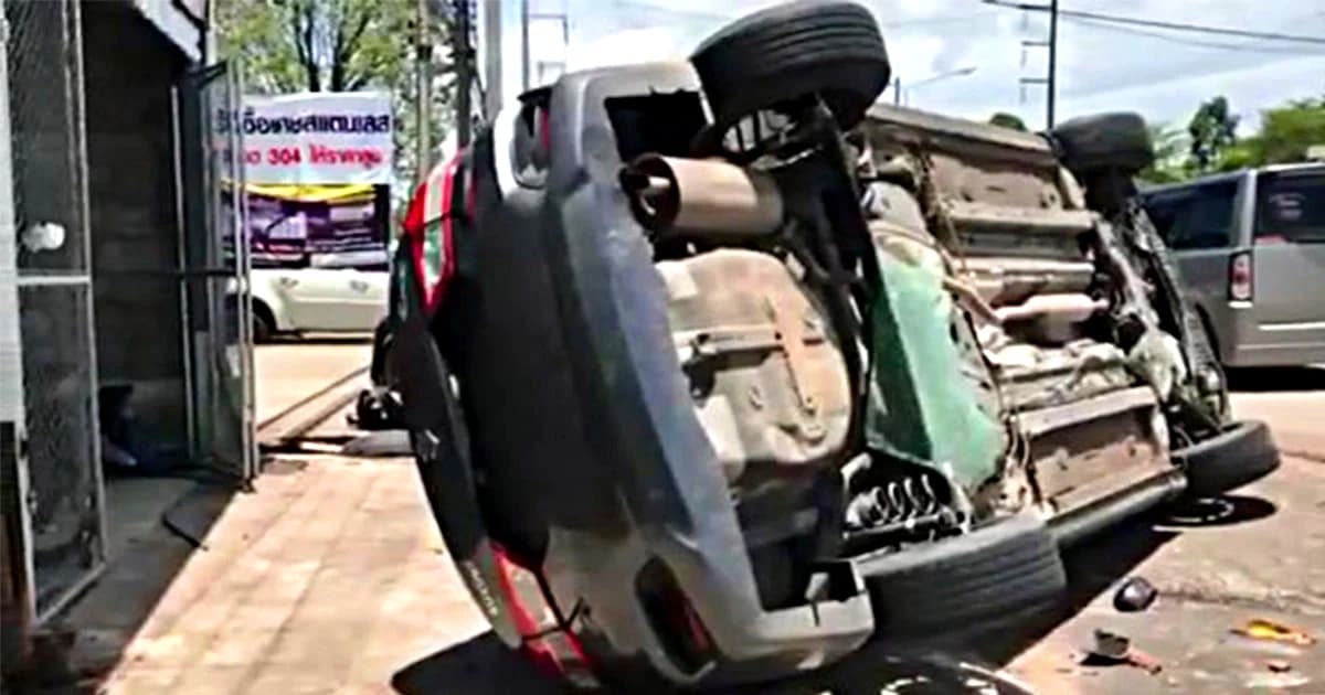 ผัวหึง หลังเห็นผู้ชายนั่งในรถเมีย ซิ่งกระบะไล่ชนกลางถนน