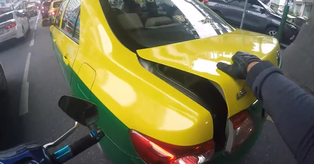 จยย.ช่วยปิดท้ายรถให้ กลับโดนแท็กซี่ด่า