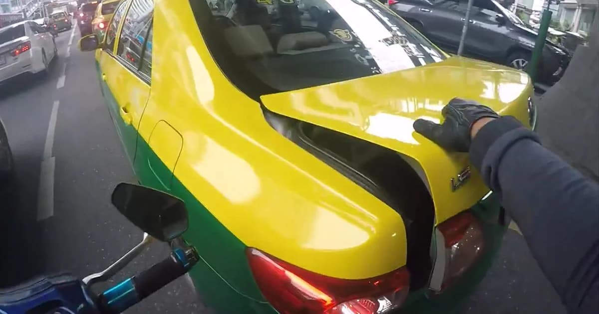 จยย.ช่วยปิดท้ายรถให้ กลับโดนแท็กซี่ด่า