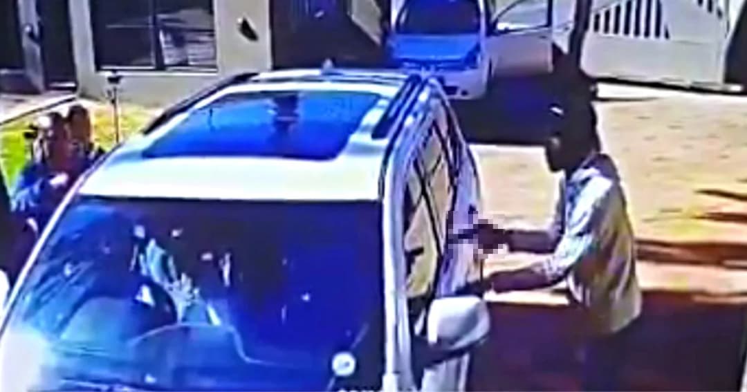 โจรถือปืนบุกปล้นถึงในบ้าน “หญิงใจกล้า” ถอยรถชนไม่ยั้ง จนโจรต้องเผ่นหนี