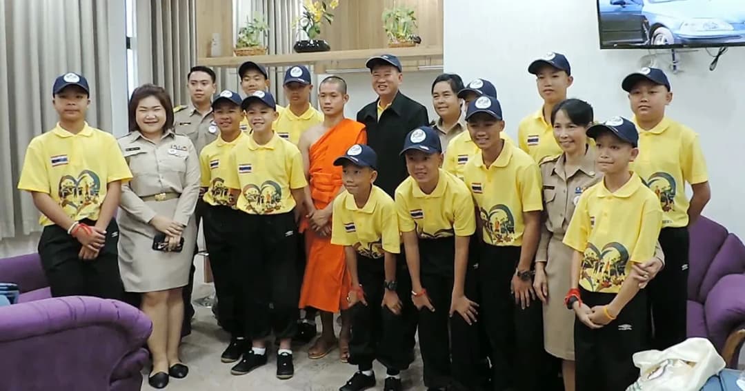 13 หมูป่า ขึ้นเครื่องเข้ากรุงเทพฯ ร่วมงานเลี้ยง “รวมใจเป็นหนึ่งเดียว”