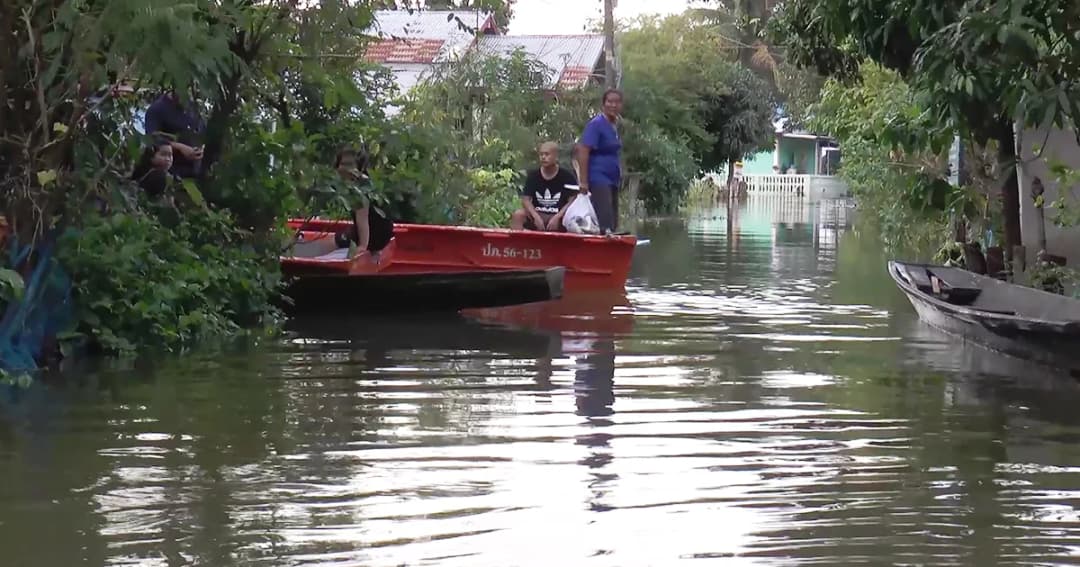 น้ำท่วมนับเดือน! ‘นครพนม’ ยังวิกฤติ 2 อำเภอ เริ่มขาดน้ำดื่ม จนท.รุดช่วยเหลือ