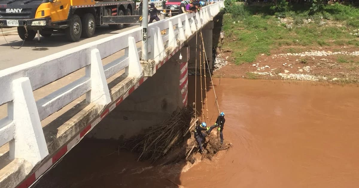 เร่งพิสูจน์อัตลักษณ์ พลทหารเรือคว่ำหลังพบ 1 ศพ ใต้สะพานข้ามน้ำน่าน
