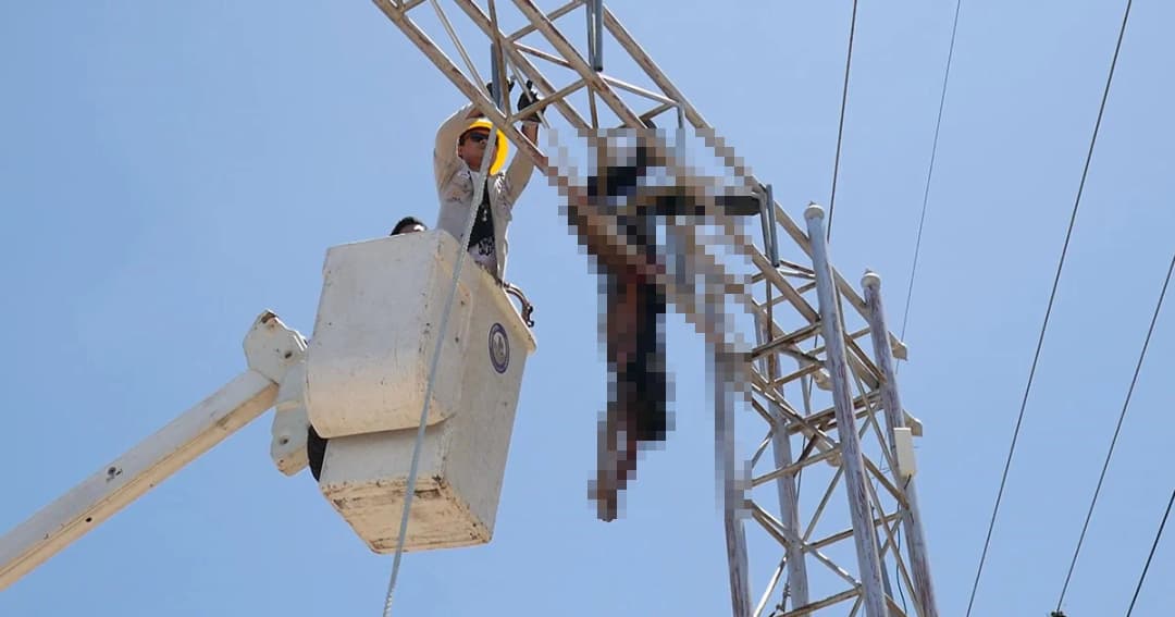 พนักงาน อบต. ขึ้นไปติดธง ถูกไฟฟ้าช๊อตดับคาป้ายบอกทาง