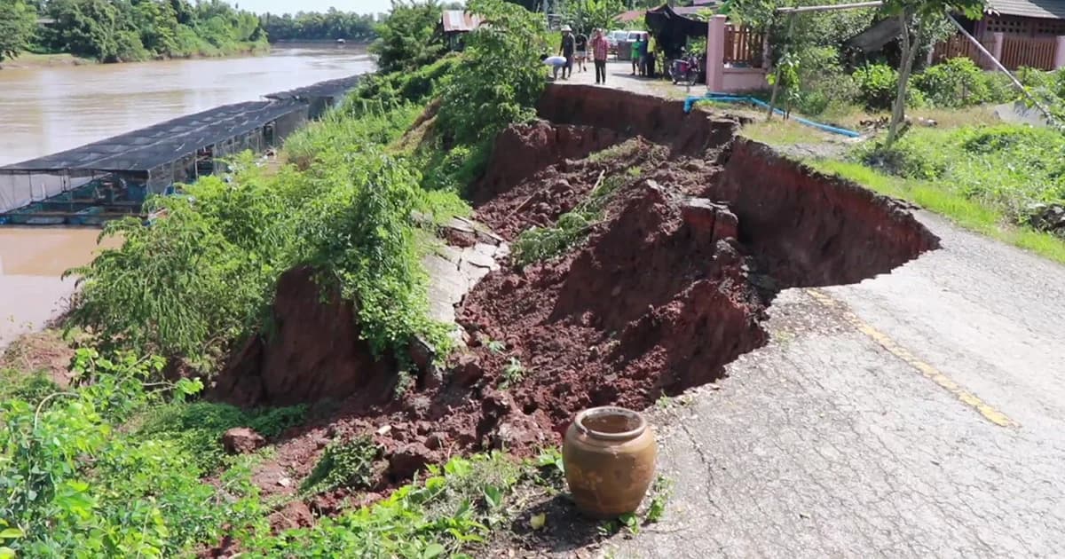 นายอำเภอบางกระทุ่ม เร่งหาทางซ่อมถนนหลังทรุดตัวลงแม่น้ำน่าน