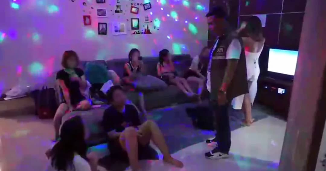 บุกจับพูลวิลล่า เมืองชลบุรี รวบวัยรุ่นมั่วสุม-ปาร์ตี้ยา พบฉี่ม่วง 5 ราย