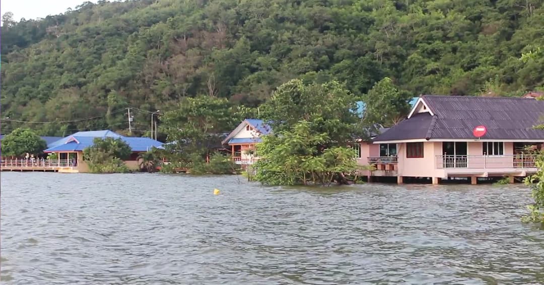 ชาวบ้านเพชรบุรี วอนเร่งระบายน้ำ ‘เขื่อนแก่งกระจาน’ ยังท่วมหนัก 5 อำเภอ