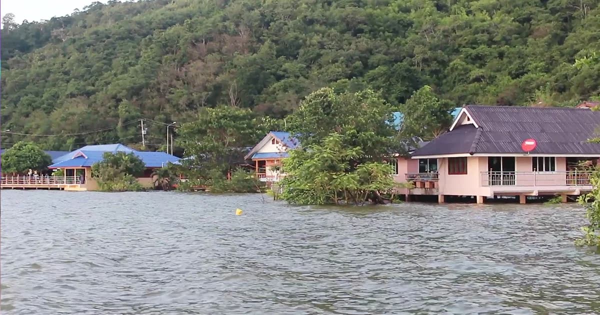 ชาวบ้านเพชรบุรี วอนเร่งระบายน้ำ ‘เขื่อนแก่งกระจาน’ ยังท่วมหนัก 5 อำเภอ