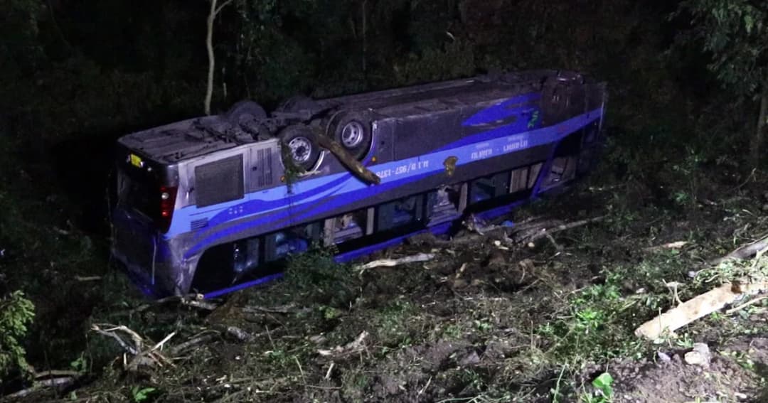 36 ชีวิตระทึก! รถทัวร์ตกเหวลึก 20 เมตร จ.แพร่ รถหงายท้องตีลังกา