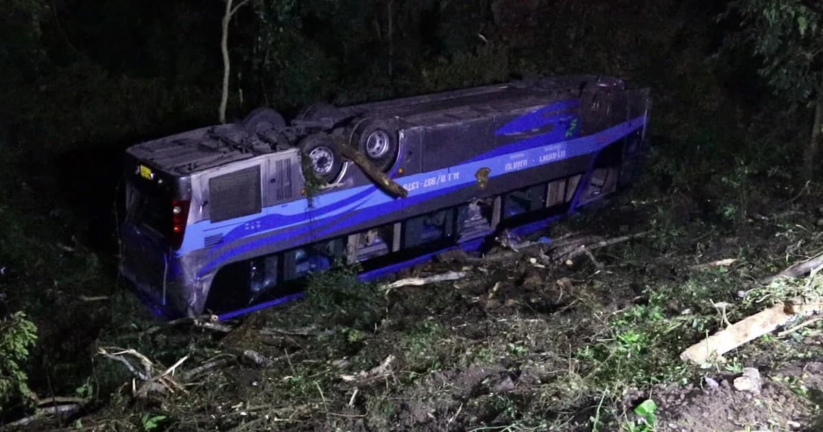 36 ชีวิตระทึก! รถทัวร์ตกเหวลึก 20 เมตร จ.แพร่ รถหงายท้องตีลังกา