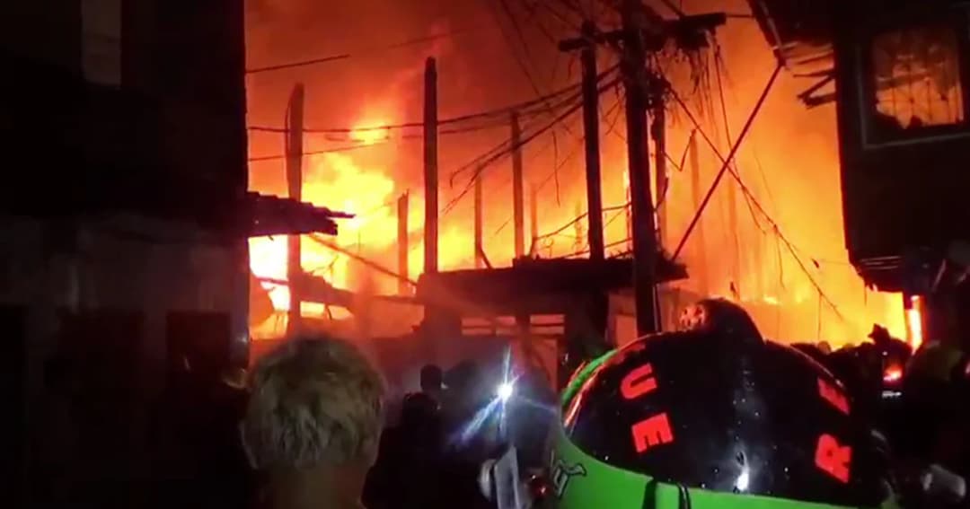 ไฟไหม้ชุมชนตากสิน 4 เผาวอดบ้านนับ 10 หลัง ชาวบ้านหนีตายวุ่น