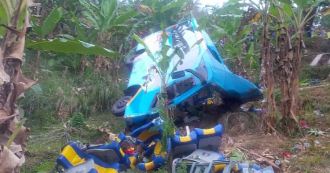 รถบัสพนักงานตกเหวในอินโดนีเซีย เสียชีวิตอย่างน้อย 20 ศพ