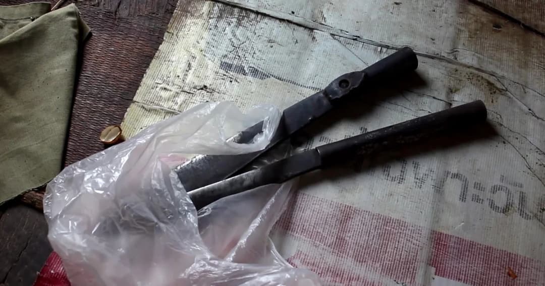 สาวหลอน! คว้าอีโต้ฟันคอ ฆ่าเปลือยสยองญาติหนุ่ม ก่อนเผ่นหนี