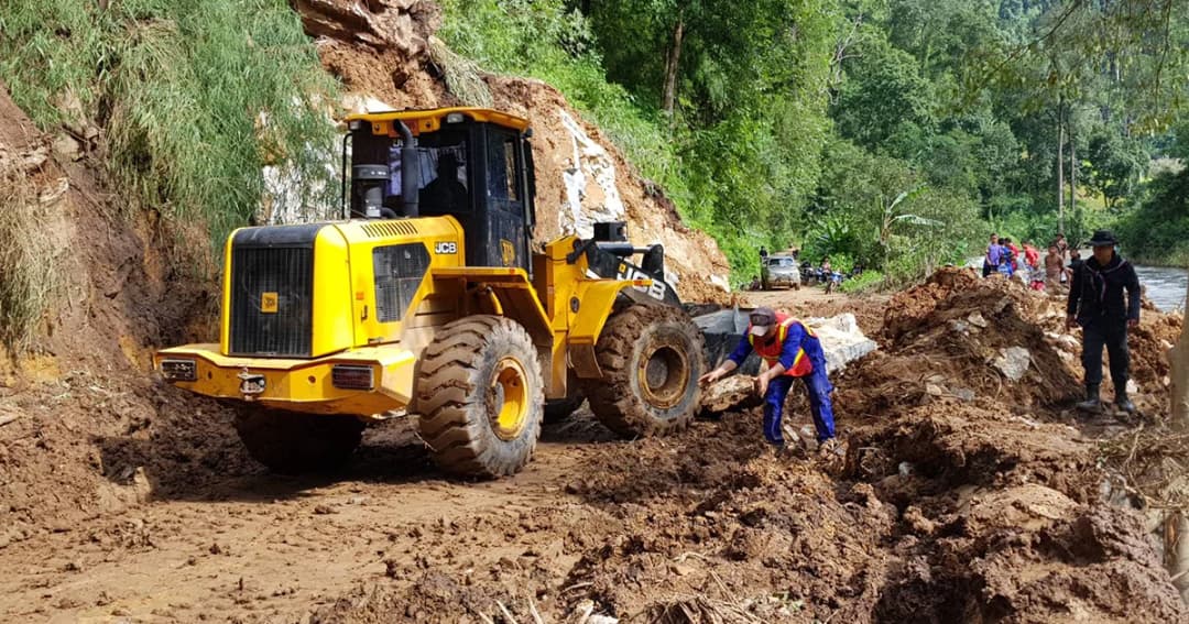 เส้นทางเปิด! ‘รร.บ้านล่องแพวิทยา’ อ.สบเมย ผ่านได้สะดวก หลังระเบิดหินเคลียร์ทาง