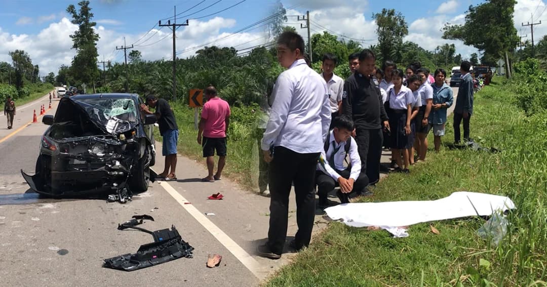 กระบะแหกโค้งชน 2 นศ.วิทยาลัยเกษตร จ.กระบี่ ดับคาที่