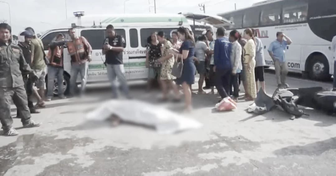 สาวใหญ่วัย 50 ขี่ จยย.ย้อนศร ก่อนประสานงาเก๋งดับคาที่