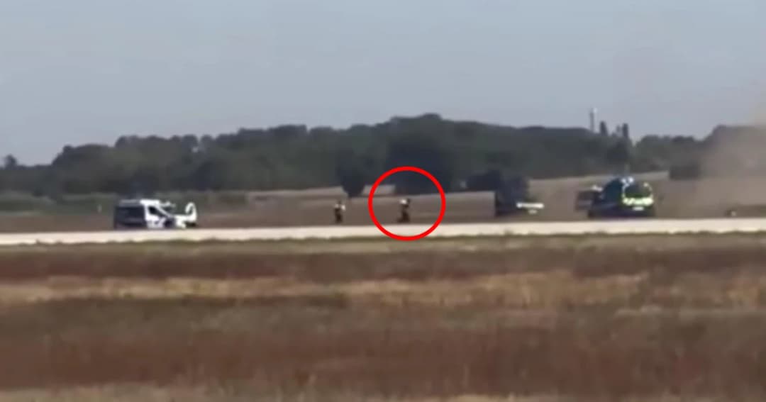 ตำรวจฝรั่งเศสไล่ล่ารถต้องสงสัย  หลังตั้งใจชนทะลุอาคารสนามบิน