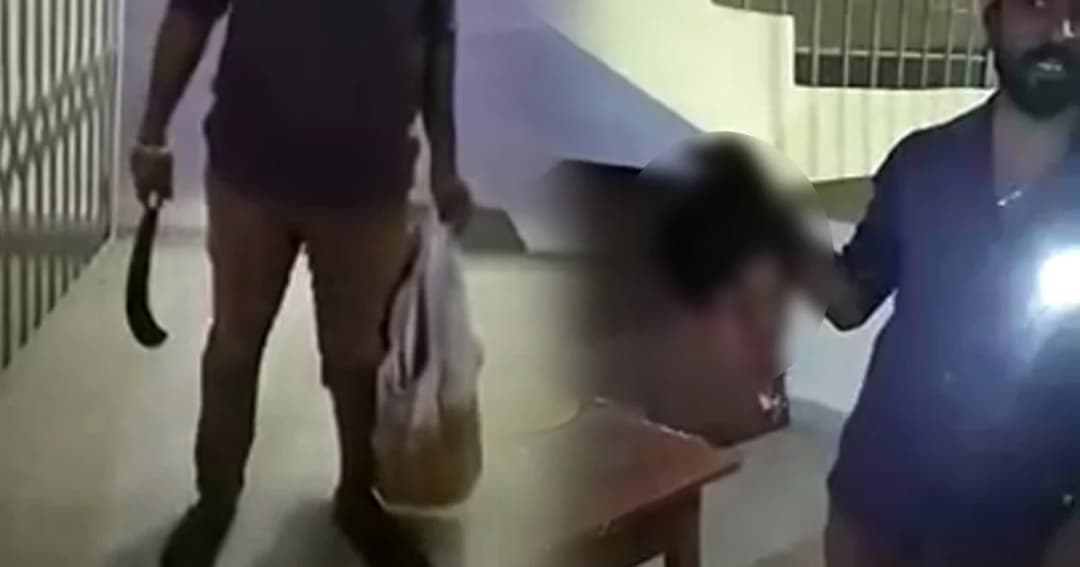 สยอง! ชายอินเดียหิ้วหัวเมียเดินเข้ามอบตัวกับตำรวจ แค้นจับได้มีชู้