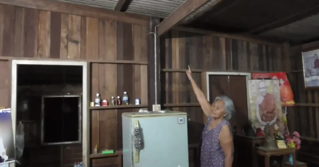 อ่างทอง ยายวัย 78 ปีแทบช๊อก! พบกระสุนปริศนาตกใส่หลังคาบ้านในชุมชนรวม 4 หลังคาเรือน